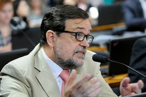 Pinheiro critica intenção das operadoras de limitar a internet e cobra universalização do acesso
