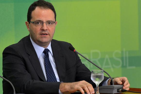 Ministro da Fazenda de Dilma classifica nova meta fiscal de 'cheque especial'