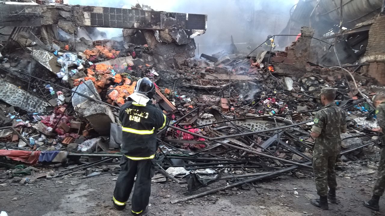 Corpo de Bombeiros trabalha fazendo o rescaldo do incêndio  no centro comercial de Feira de Santana