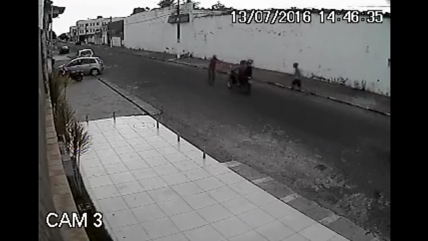 Câmera flagra assalto em rua de Feira de Santana; veja vídeo