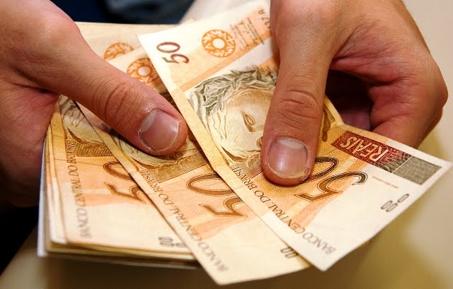 Orçamento prevê salário mínimo de R$ 945,80 no próximo ano