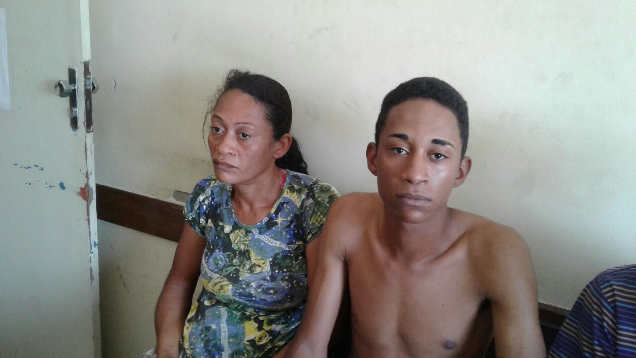 Mãe e filho são presos acusados de assaltar joalheria