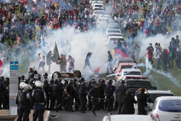 Protesto de estudantes na Esplanada contra PEC tem tumulto e confronto com a PM