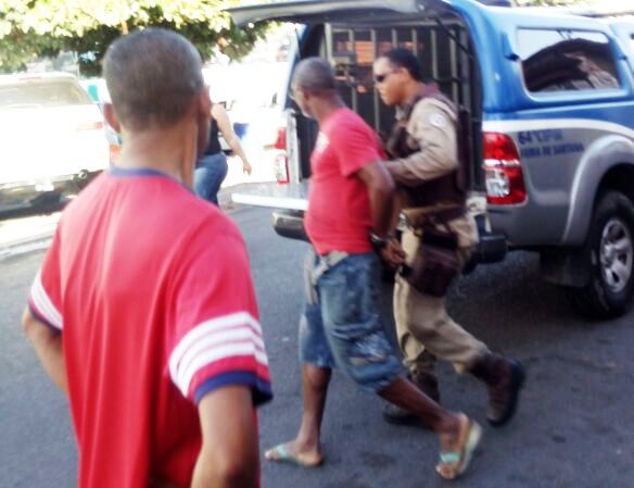 PM prende acusado de atear fogo em casa e matar 5 pessoas da família em Feira de Santana
