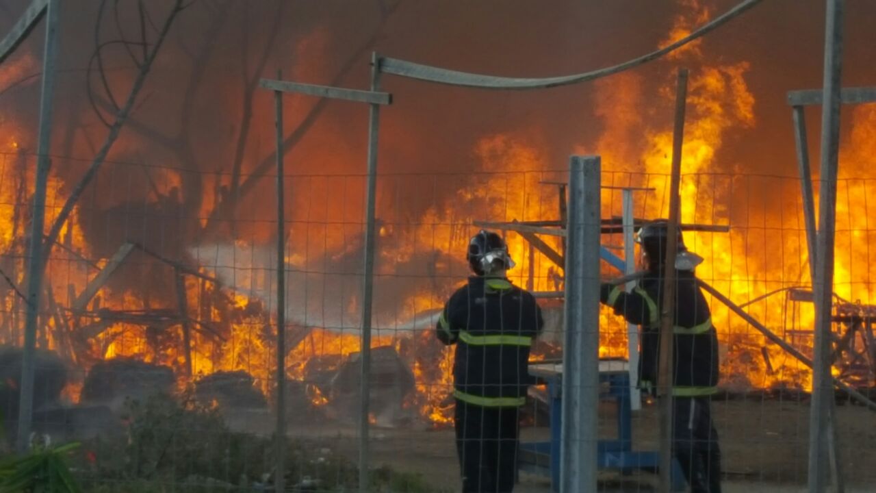 Incêndio destrói barracas da Feirinha da Estação Nova