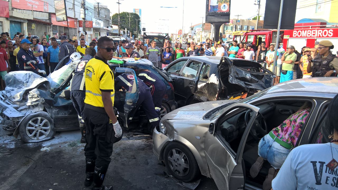 6 pessoas ficam feridas e uma morre em engavetamento na Avenida João Durval