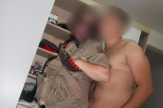 Reprodução | Fotos mostram policial nu com mulher vestida com roupas da PM 