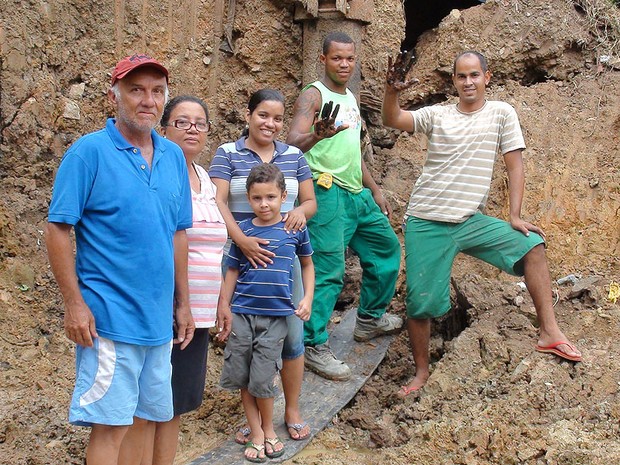 Reprodução/G1 | Família de dona Tereza (de óculos) e o pedreiro Edvaldo Silva,de blusa verde, que achou o petróleo no terreno da moradora.