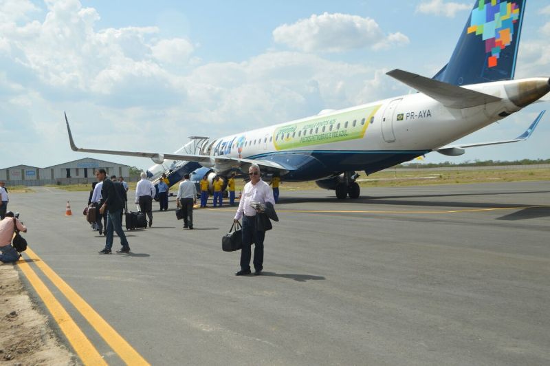 Em voo inaugural para SP, governador sugere voo direto para Brasília