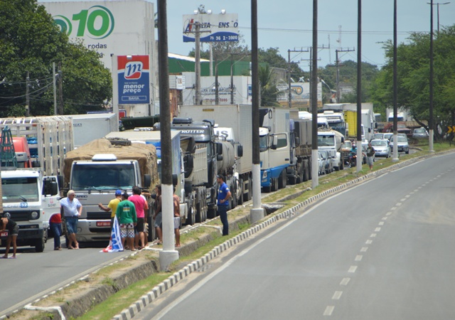 Caminhoneiros fazem manifestação na BR-116 Norte, em Feira de Santana 