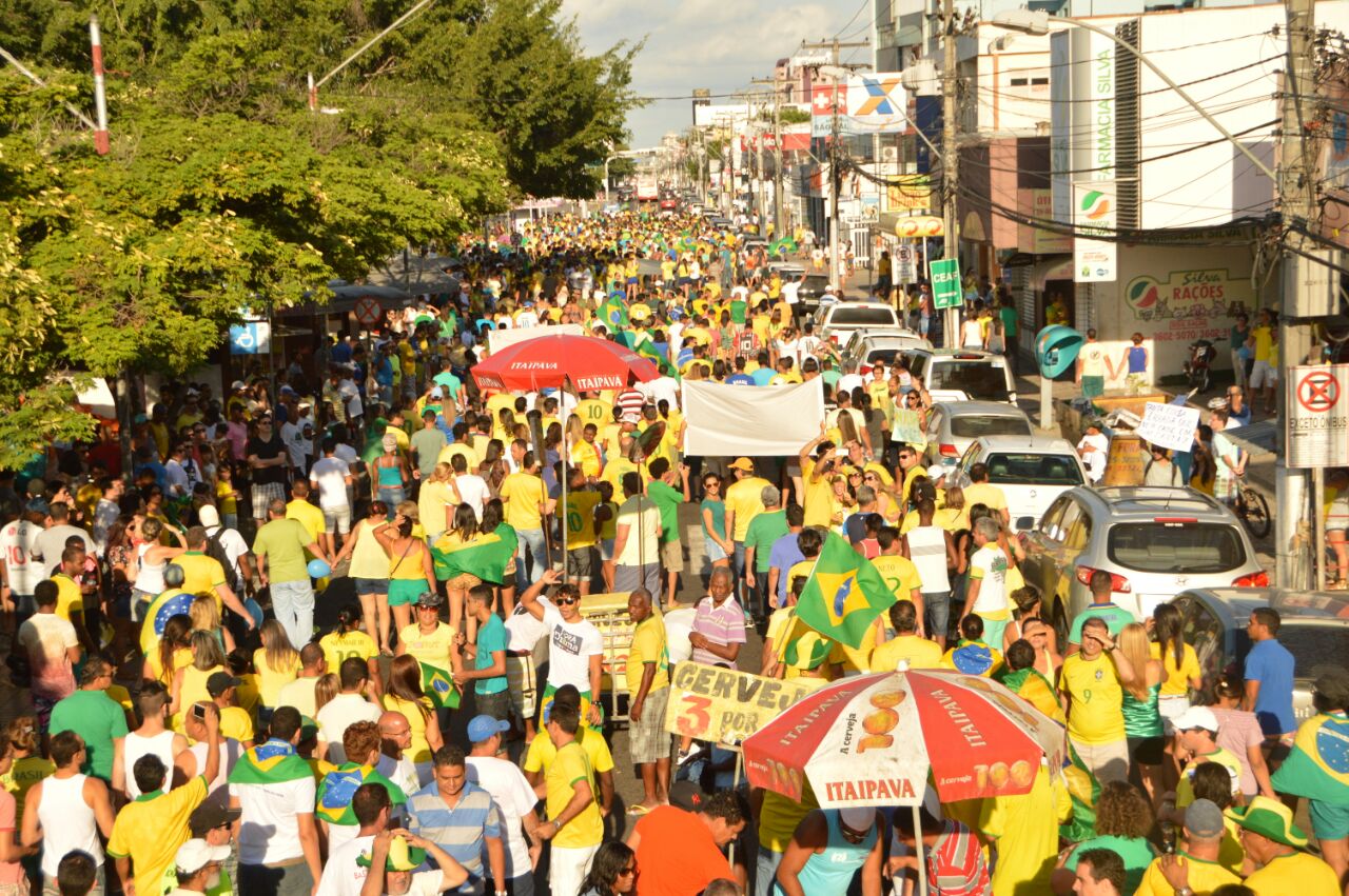 Milhares de pessoas participam de protesto em Feira de Santana