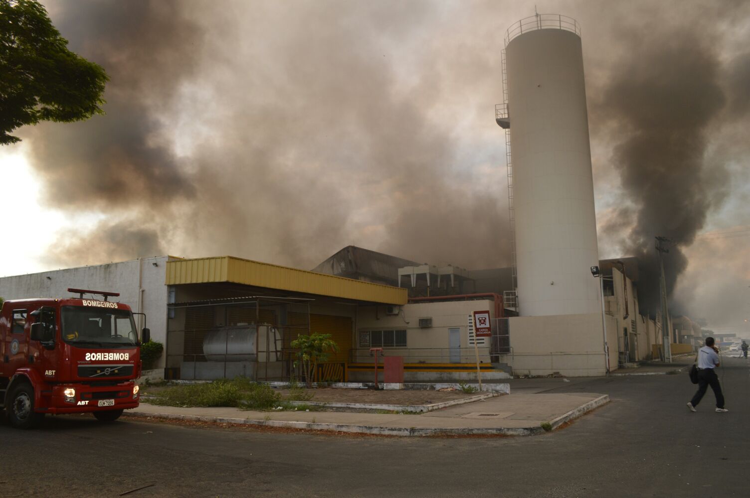 Incêndio destrói supermercado GBarbosa em Feira de Santana