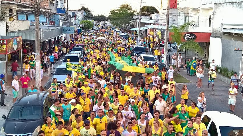 Manifestação  contra o governo  reúne milhares de pessoas em Feira de Santana