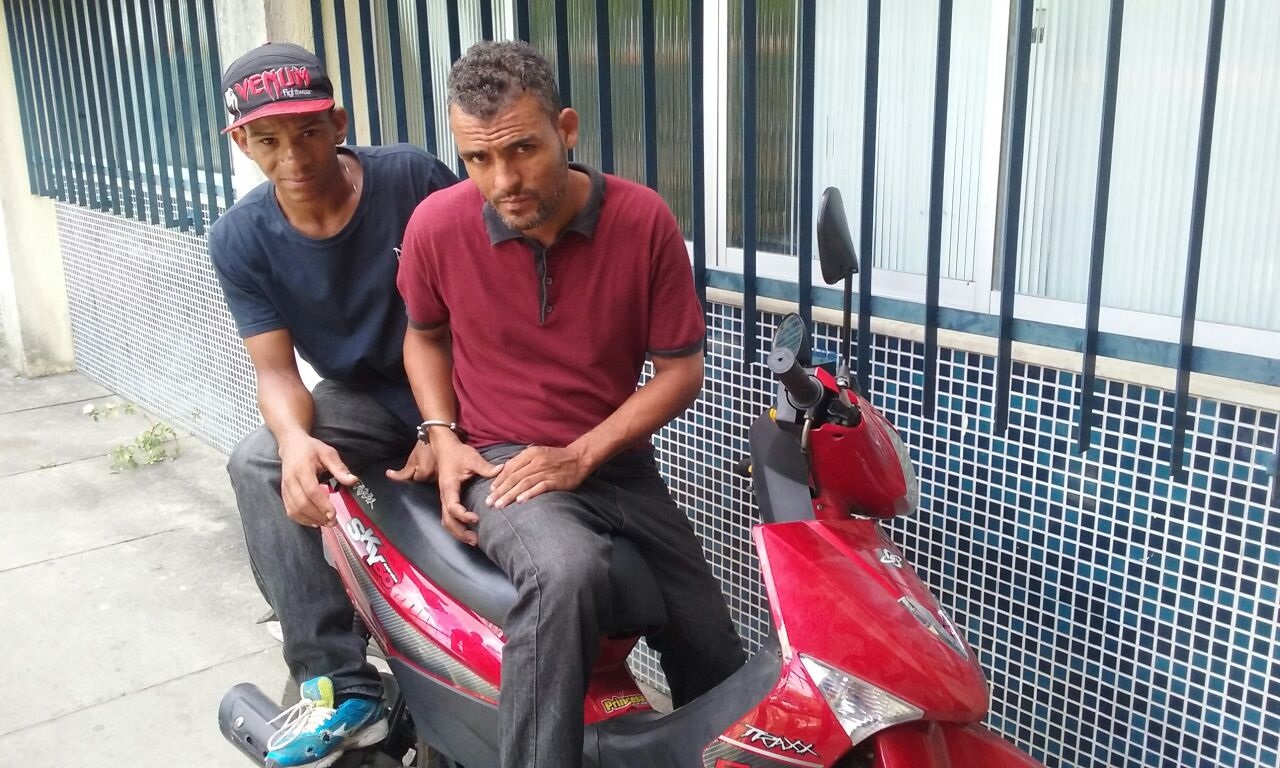 Polícia Civil prende suspeitos de furtar moto 'cinquentinha'