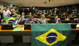 Por 38 a 27, comissão aprova parecer a favor do impeachment de Dilma