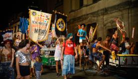 Blocos promovem carnaval fora de época no Rio contra o impeachment de Dilma