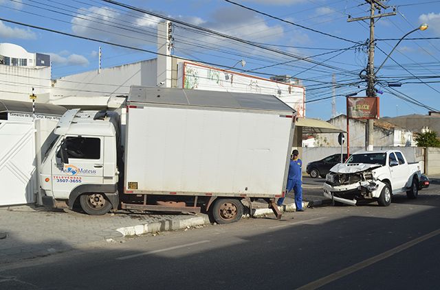 Caminhão atinge muro de escritório após colisão com Hilux