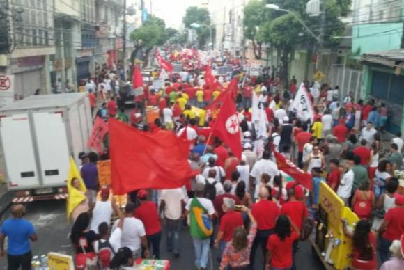 Passeata em apoio a Dilma reúne 20 mil pessoas em Salvador