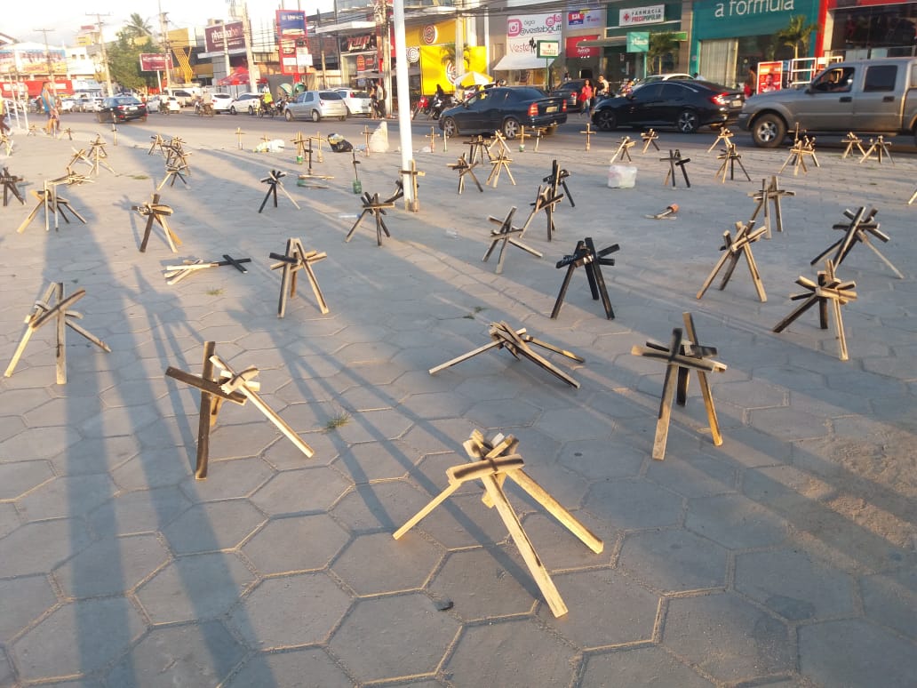 Ato pela paz e contra a violÃªncia espalha cruzes no centro de Feira de Santana