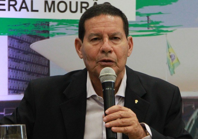 ApÃ³s vice chamar de 'jabuticaba' o 13Âº, Bolsonaro diz que sÃ³ quem desconhece a ConstituiÃ§Ã£o critica benefÃ­cio