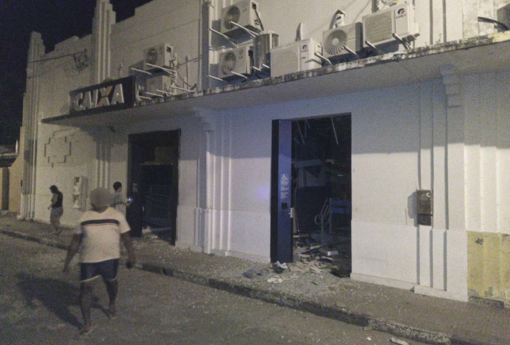 Grupo fortemente armado invade cidade, fecha rodovia e explode banco no sul da Bahia