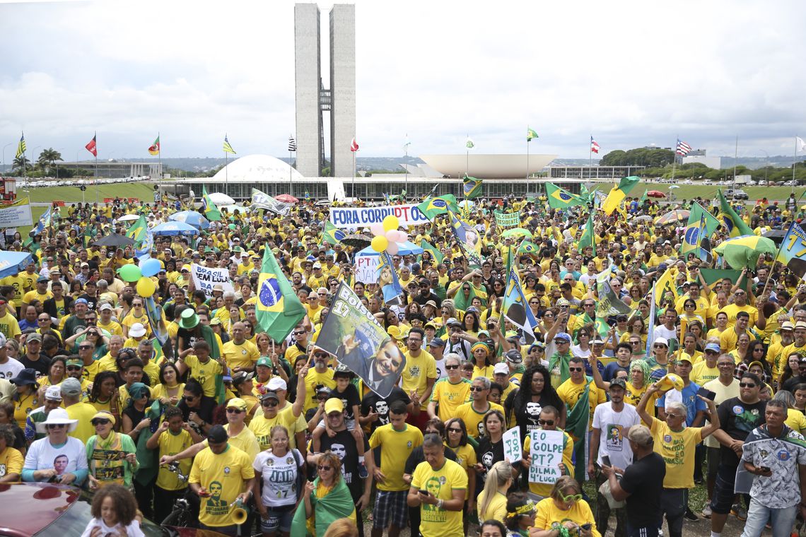 Atos prÃ³-Bolsonaro levam apoiadores a diversas cidades do paÃ­s
