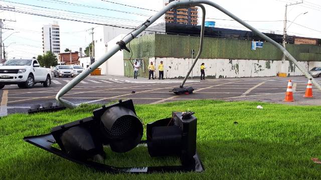 Carro derruba sinaleira em cruzamento da Avenida GetÃºlio Vargas