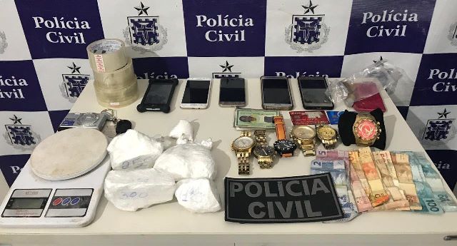 PolÃ­cia intercepta entrega de cocaÃ­na e prende duas mulheres em ConceiÃ§Ã£o do JacuÃ­pe