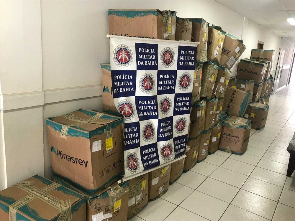 Dois homens sÃ£o presos e polÃ­cia apreende mais de dois mil pacotes de fraldas roubados em Porto Seguro