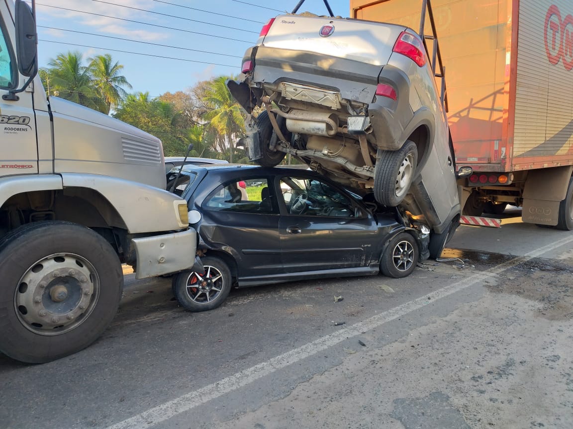 Caminhão bate contra carros e causa engavetamento no Anel de Contorno