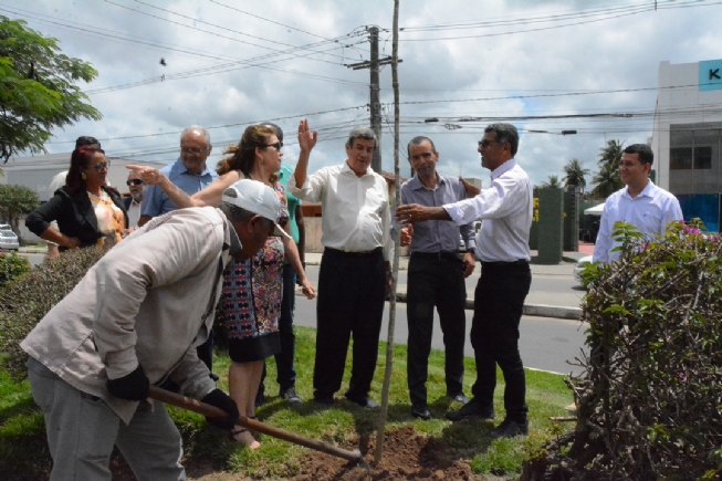 Prefeitura promove plantio de 186 Ã¡rvores em alusÃ£o ao aniversÃ¡rio da cidade