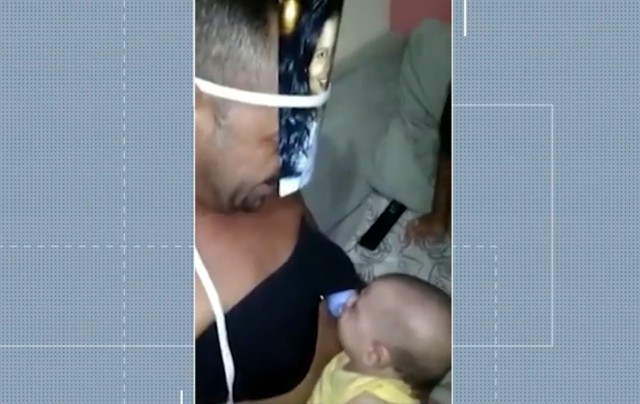 Baiano viraliza na web após colocar foto da esposa no rosto e prender mamadeira em sutiã para 'amamentar' filho