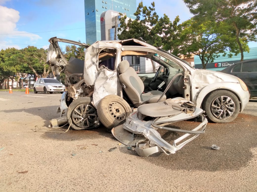 Acidente na Avenida Getúlio Vargas deixa carro totalmente destruído