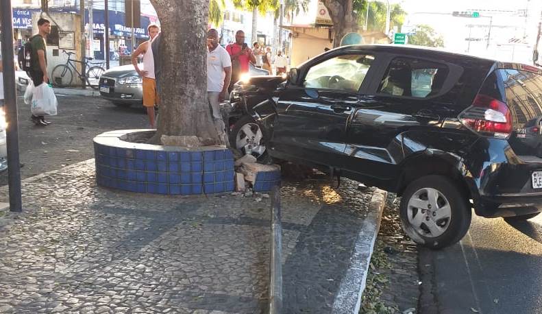 Carro com casal de idosos bate em árvore na Avenida Getúlio Vargas