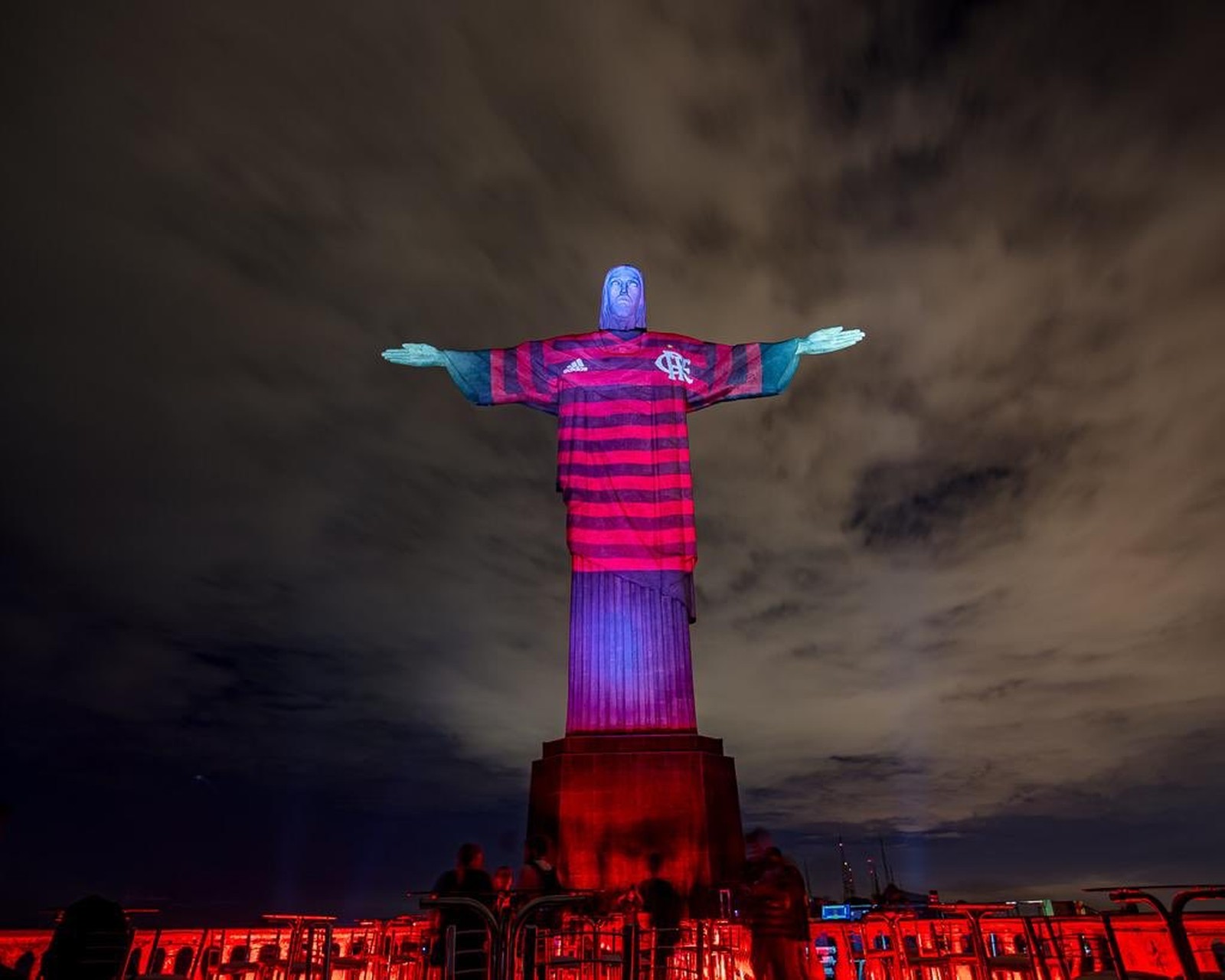 Rio de Janeiro vermelho e preto: até o Cristo entra no clima da final da Libertadores
