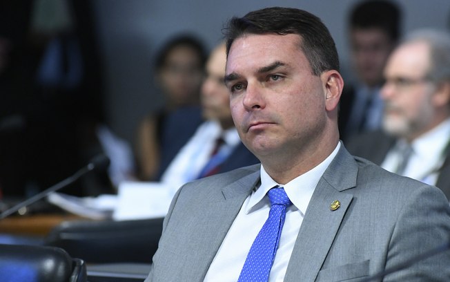 Flávio Bolsonaro pagou R$ 638 mil em dinheiro para 'lavar' compra de imóveis, diz MP