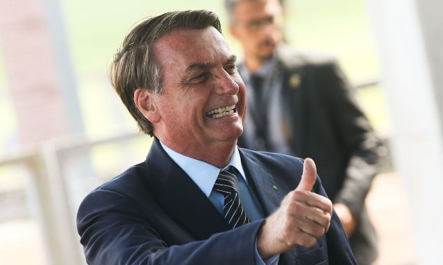 Bolsonaro passa o carnaval em base no Guarujá