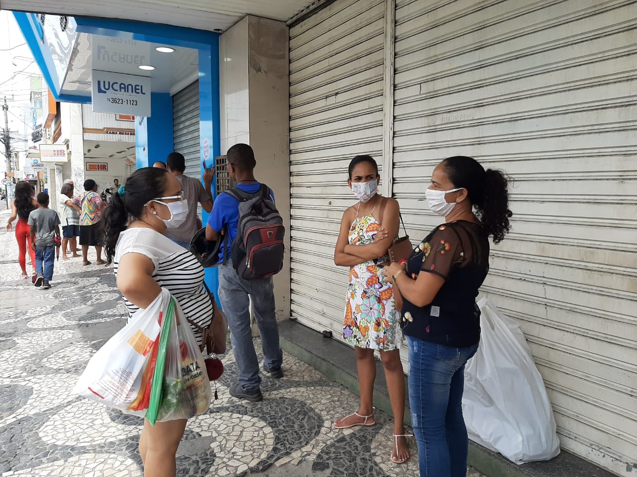 Após recomendação para que todos usem máscaras, feirenses fazem fila em frente a loja de tecidos