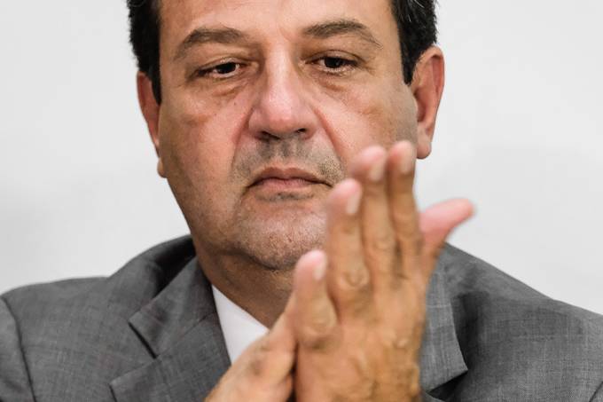 Bolsonaro ameaça, mas desiste de demitir Mandetta nesta segunda-feira, diz Veja 