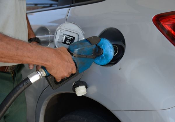 Preço da gasolina cai 50% nas refinarias após o 10º corte da Petrobras