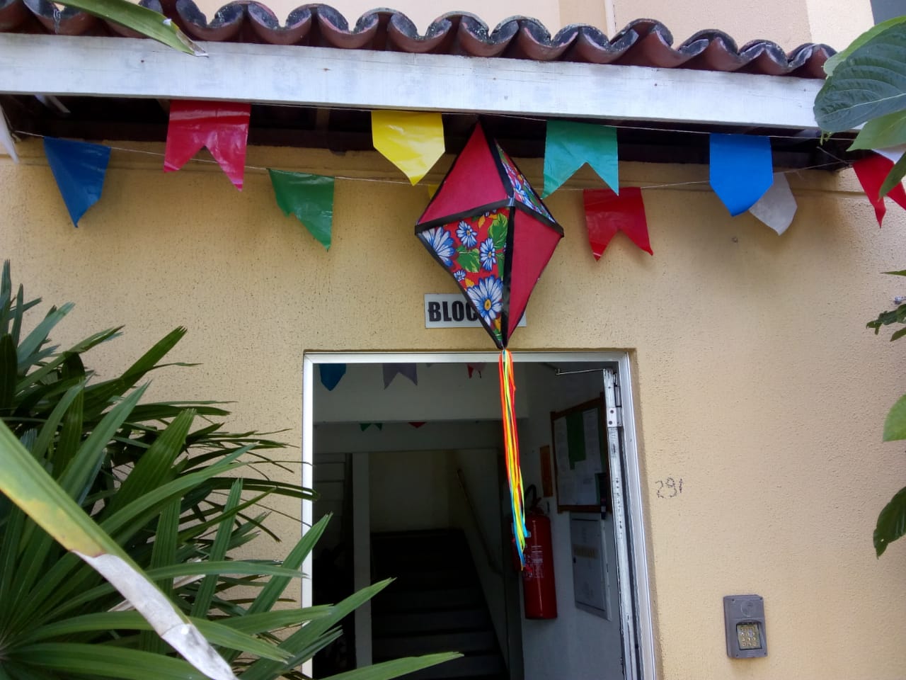 Moradores enfeitam ruas e casas com tema junino para alegrar o São João em distanciamento social