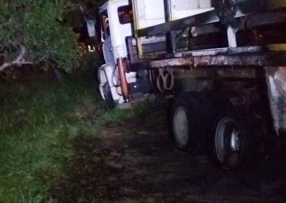 Motorista morre eletrocutado após caminhão atingir fio de alta tensão em Feira de Santana