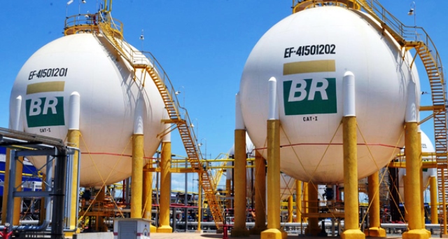Petrobras reduz em 4% preço da gasolina nas refinarias nesta sexta (31)