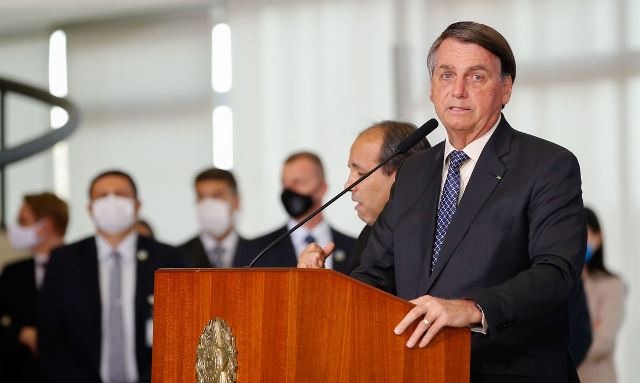 Bolsonaro fala em meio termo para estender auxílio emergencial até o final do ano