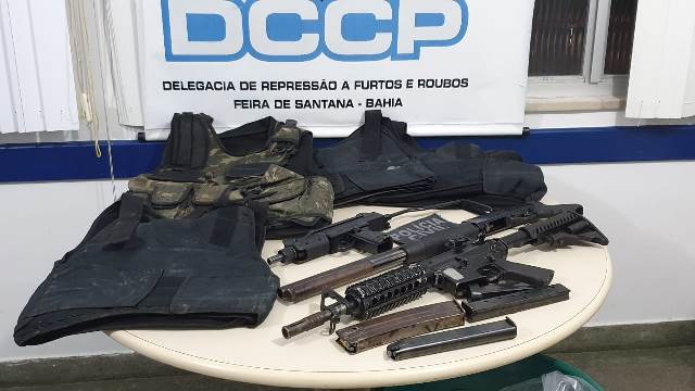  Polícia apreende drogas, fuzil e submetralhadora em condomínio de Feira de Santana