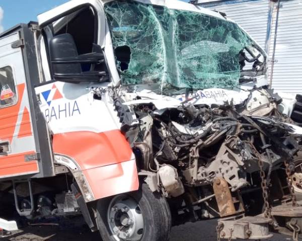 Motorista da Viabahia fica ferido após bater caminhão na BR-116 Sul