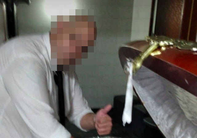 Funcionário de funerária é demitido por tirar foto com o corpo de Maradona