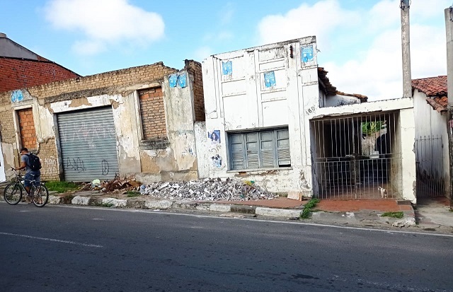 Moradores reclamam de entulho e falta de pavimentação em ruas de Feira de Santana