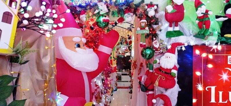 Com quase 30 mil lâmpadas, moradora de Feira de Santana enfeita casa para o Natal e chama atenção de visitantes