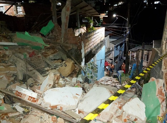Homens ficam feridos após casas desabarem por explosão em botijão de gás em Salvador